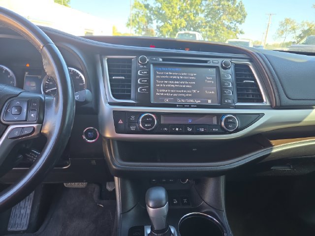 Used 2017 Toyota Highlander XLE AWD/4WD image 16
