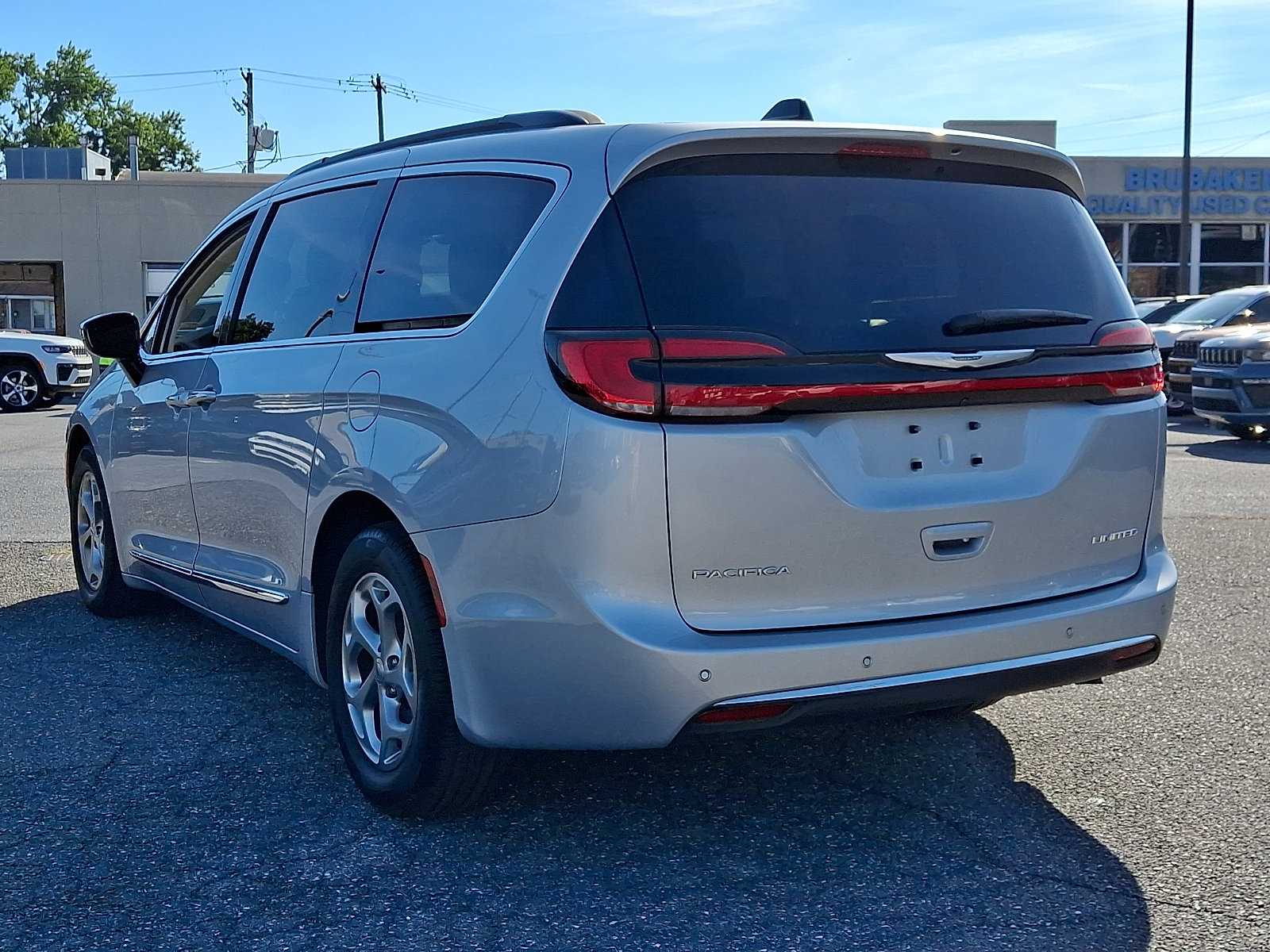 Used 2023 Chrysler Pacifica Limited w/ Uconnect Theater Family Group FWD image 4