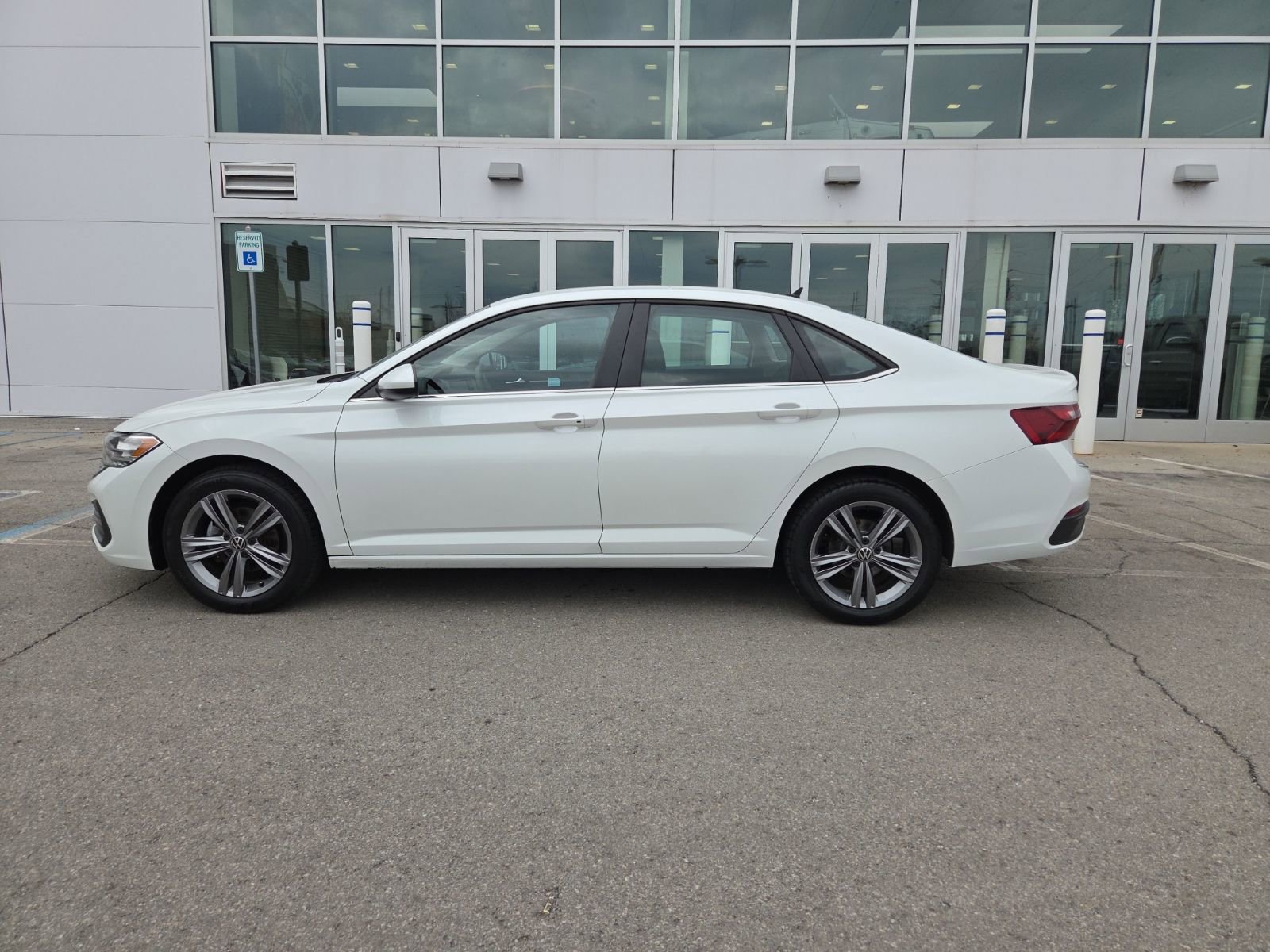 Certified 2022 Volkswagen Jetta SE FWD image 16