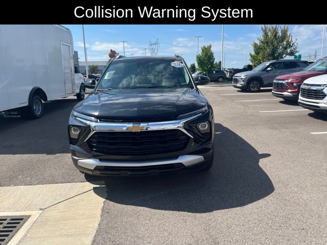 Used 2025 Chevrolet TrailBlazer LT AWD/4WD image 2