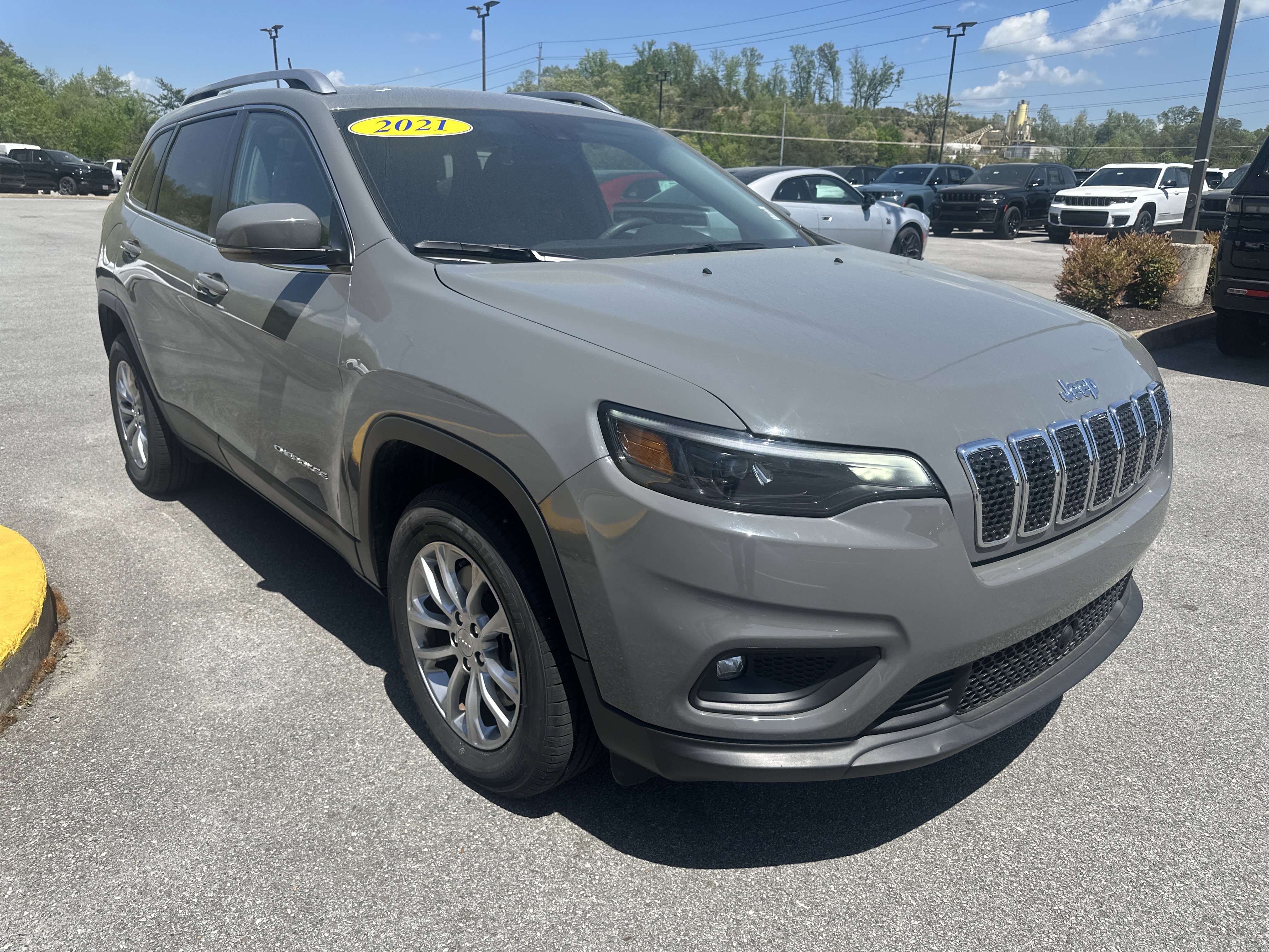 Used 2021 Jeep Cherokee Latitude Lux w/ Comfort/Convenience Group AWD/4WD image 5