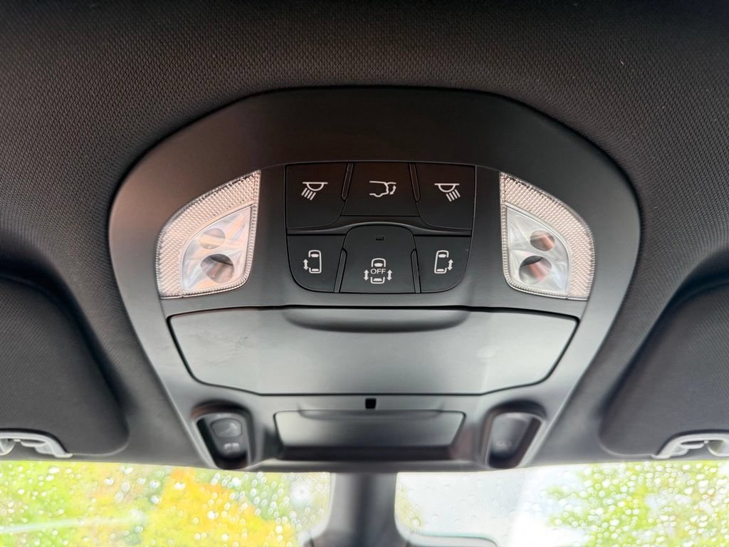 Used 2025 Chrysler Pacifica Limited FWD image 29