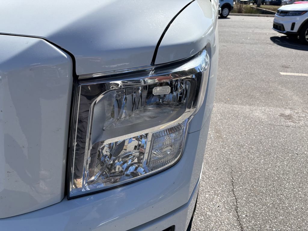 Used 2022 Nissan Titan SV image 11
