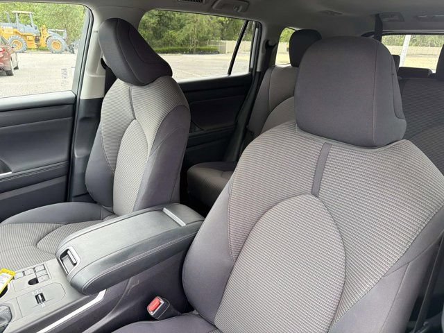 Certified 2025 Toyota Highlander LE FWD image 11