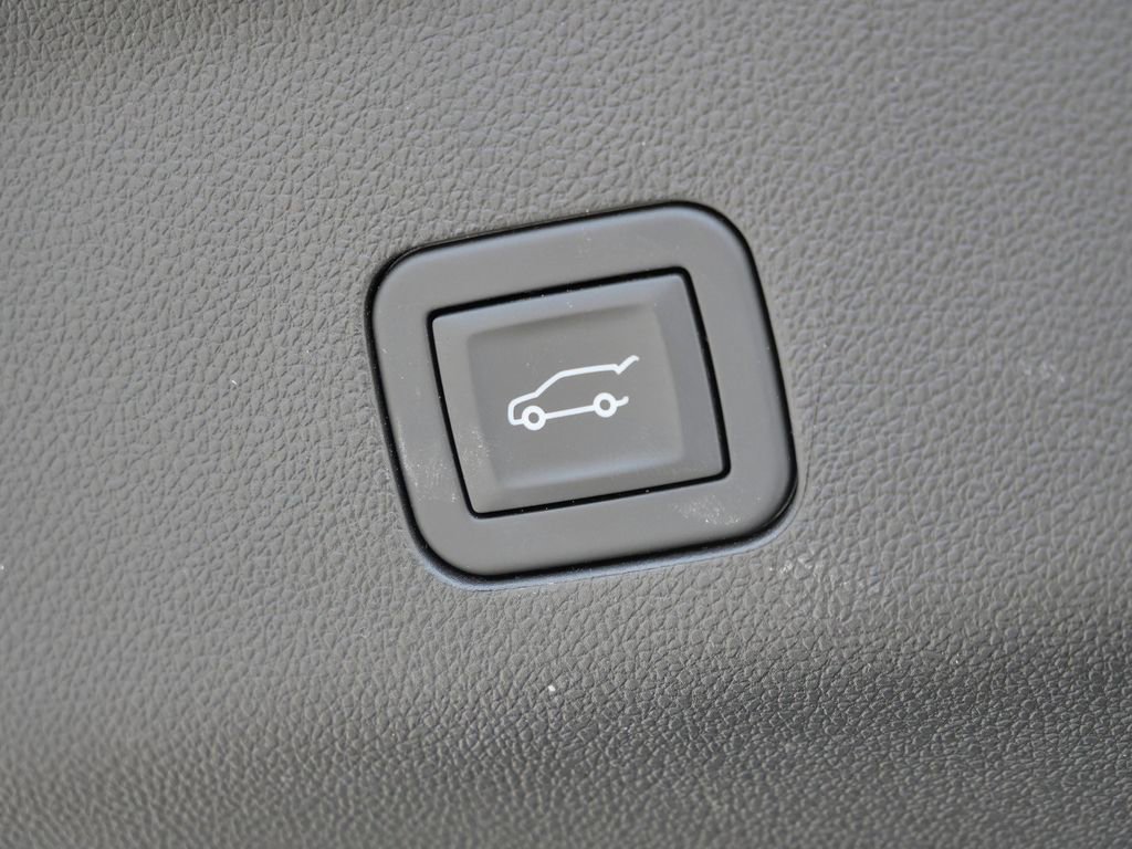 Used 2025 GMC Yukon Denali w/ Sun & Power Step Package image 27