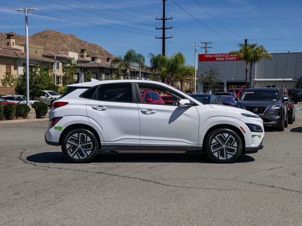 Used 2023 Hyundai Kona SE image 3