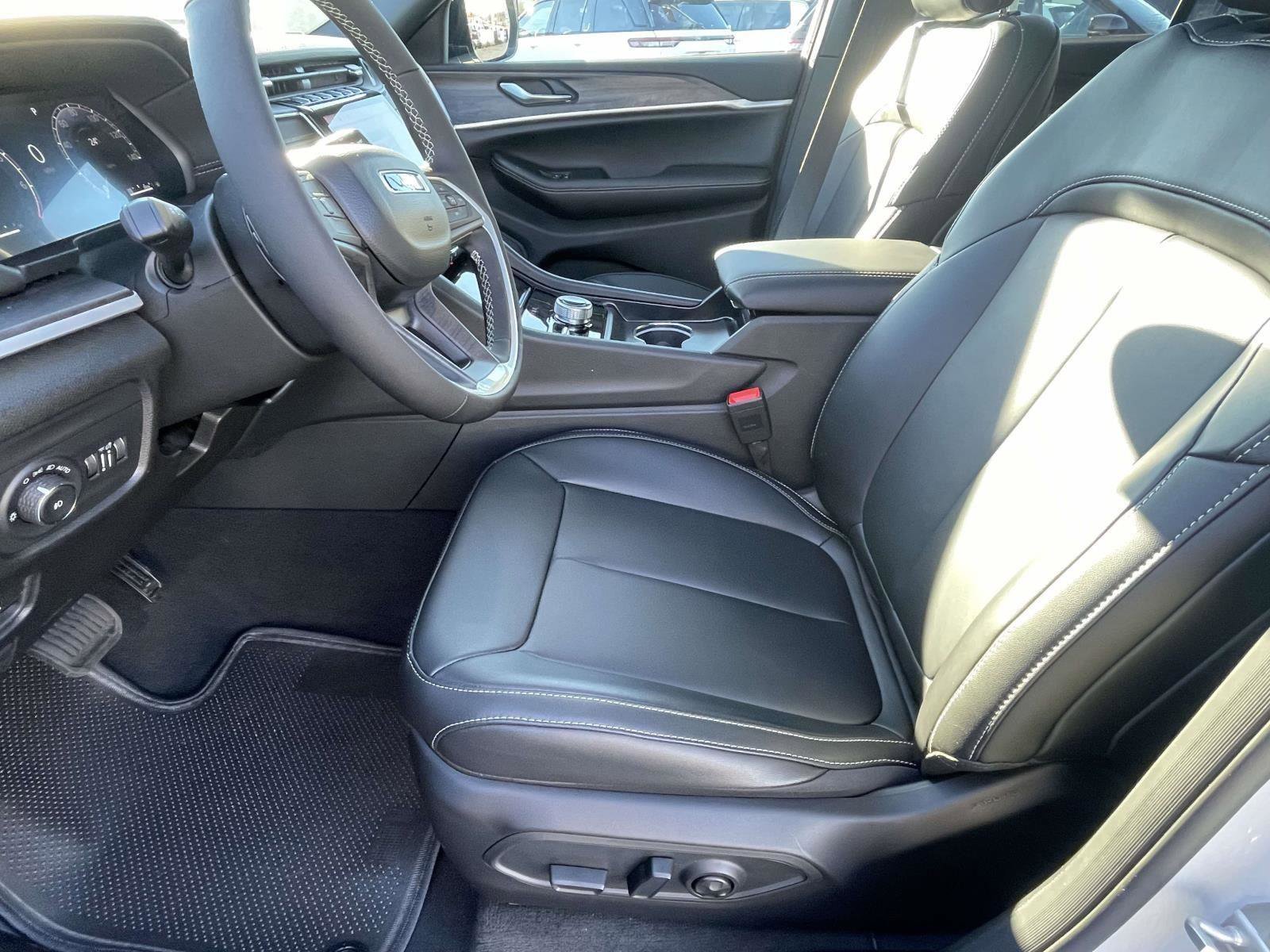 New 2025 Jeep Grand Cherokee Limited image 11