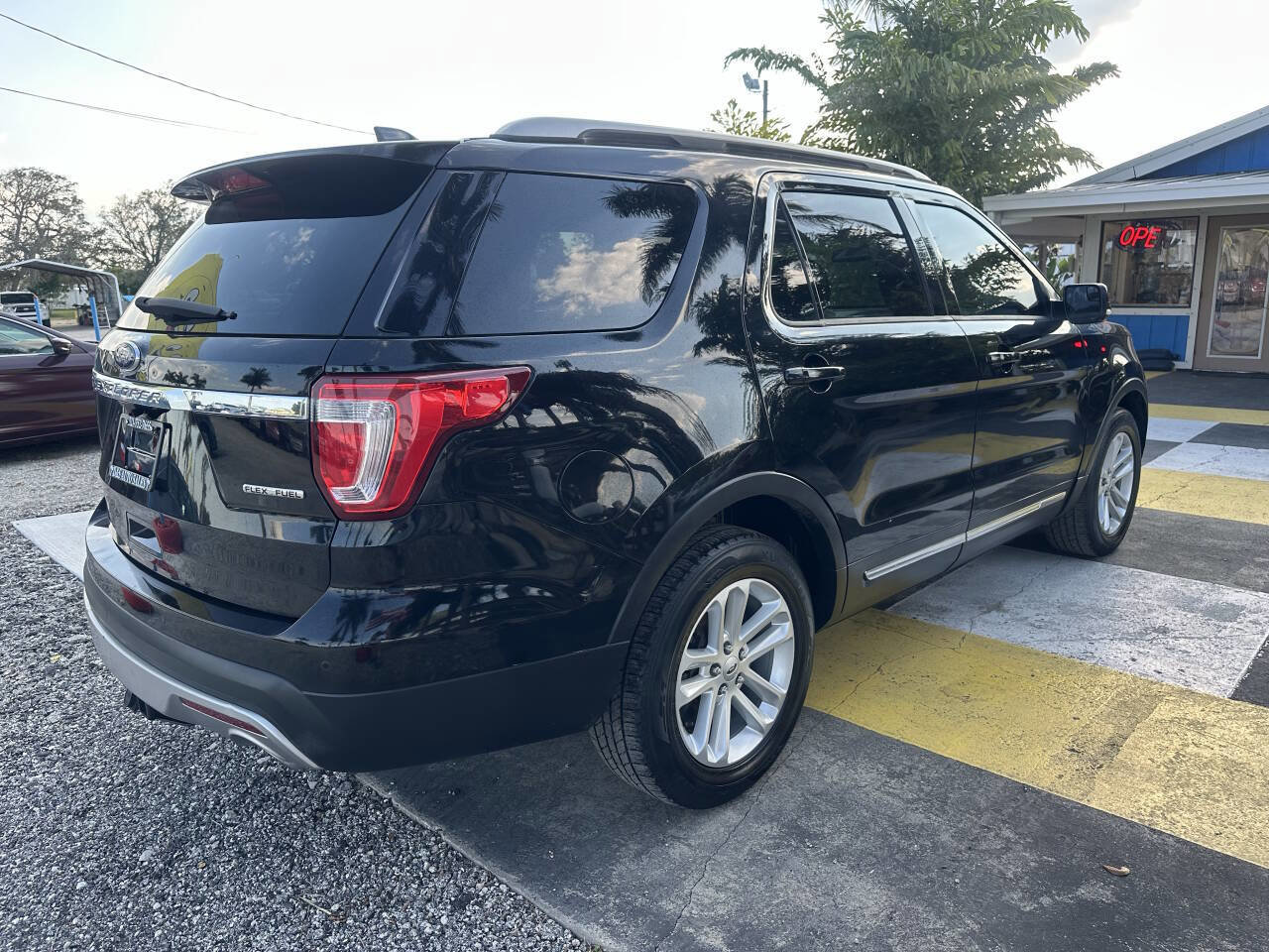 Used 2016 Ford Explorer XLT image 5