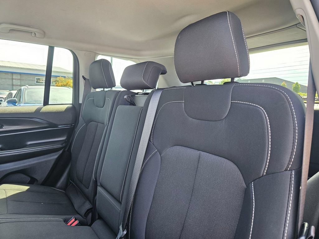 Used 2024 Jeep Grand Cherokee Laredo AWD/4WD image 17