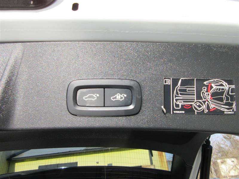 Used 2019 Volvo XC40 T4 R-Design image 7