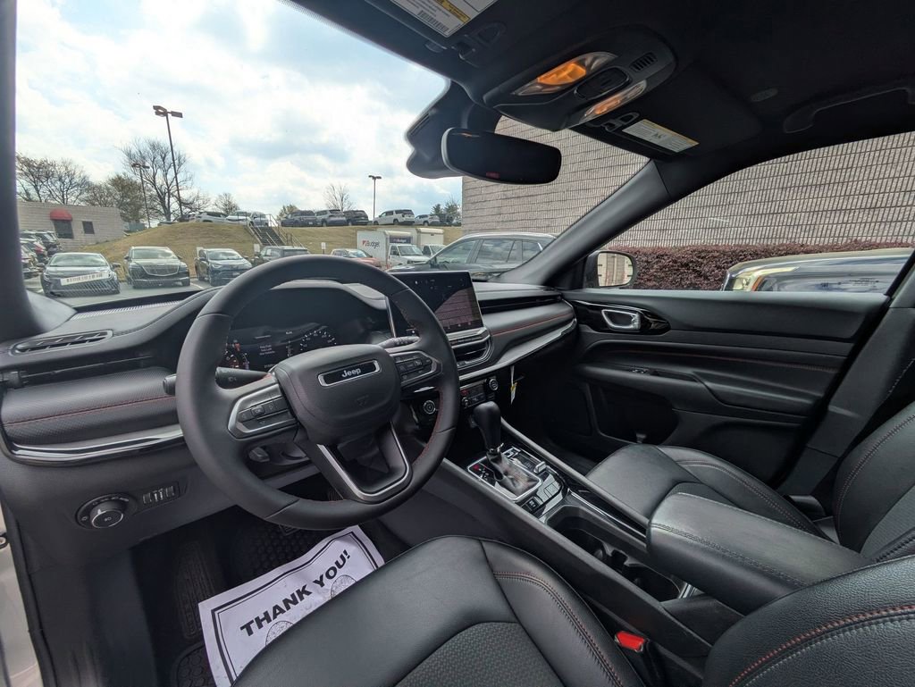 Used 2025 Jeep Compass Trailhawk AWD/4WD image 15