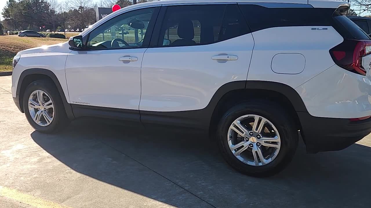 Used 2024 GMC Terrain SLE image 5