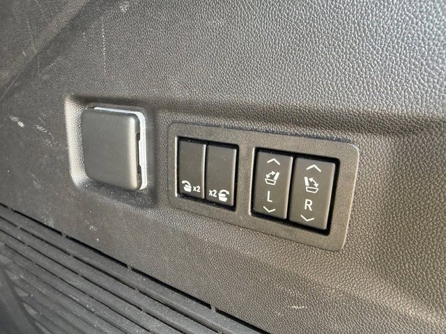 Used 2022 Chevrolet Tahoe High Country RWD image 16