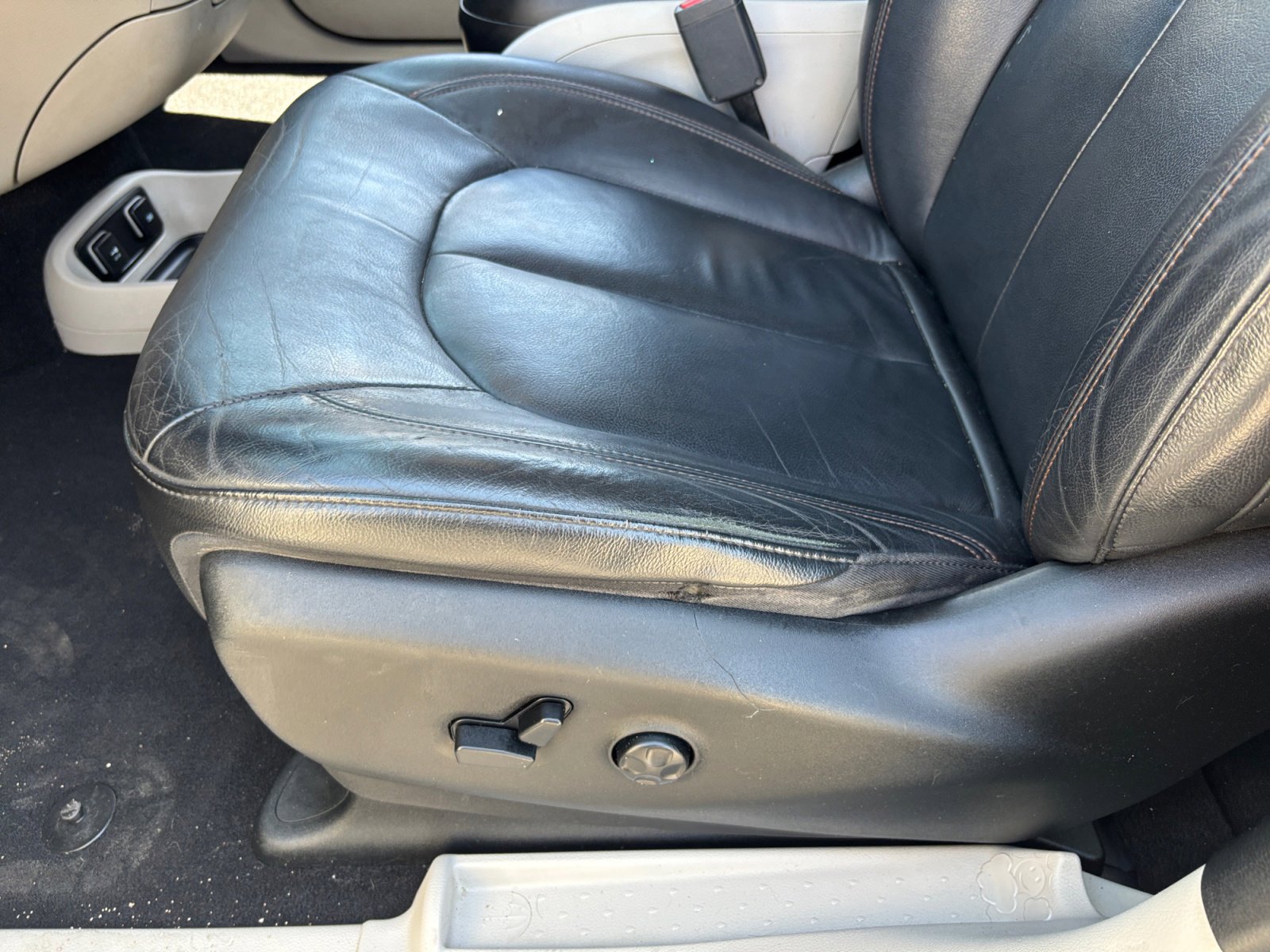 Used 2017 Chrysler Pacifica Touring-L image 13