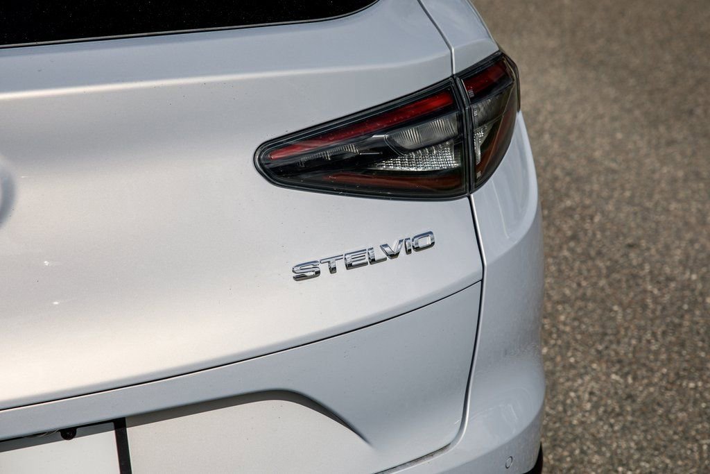 New 2025 Alfa Romeo Stelvio Sprint image 9
