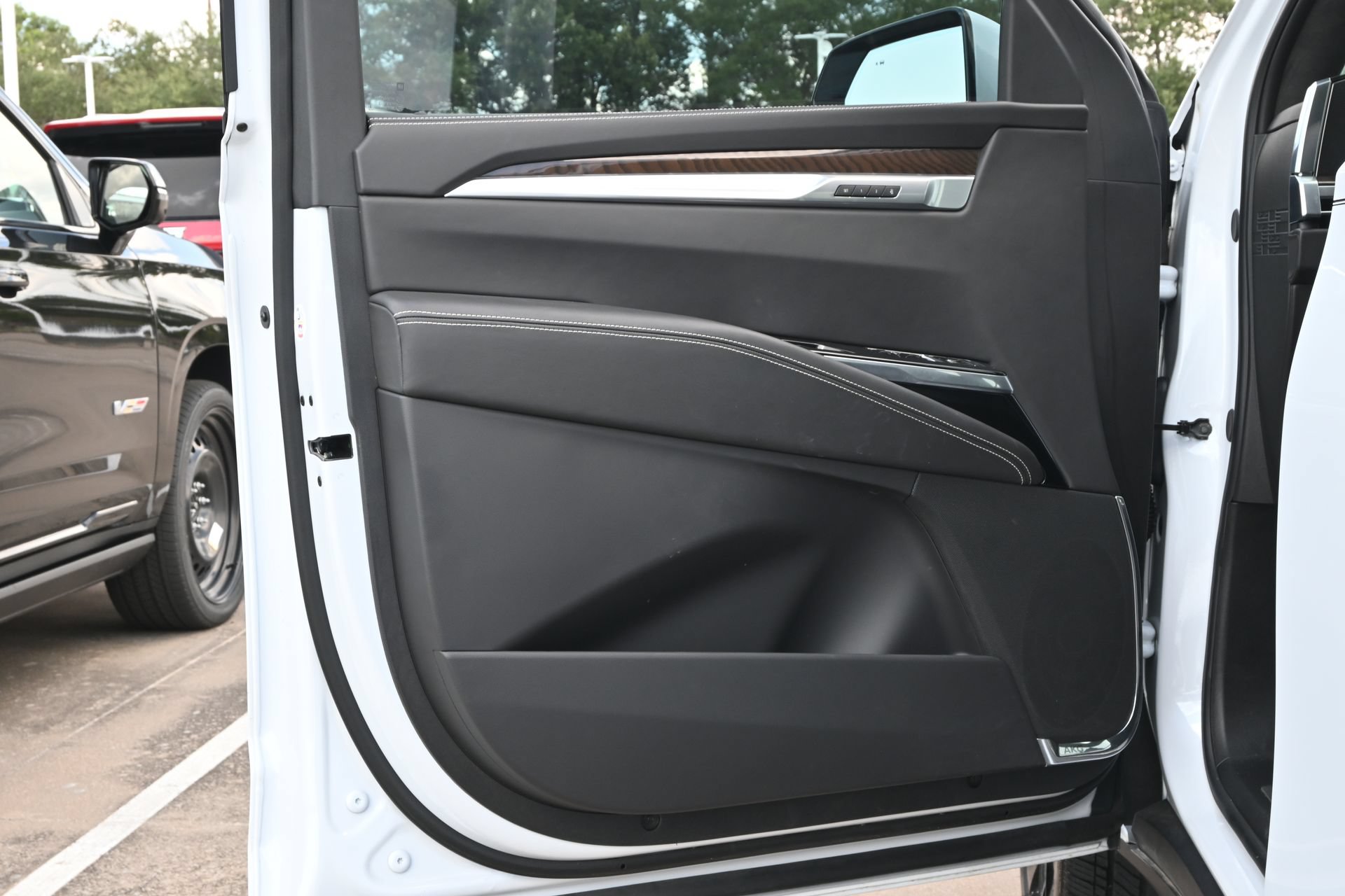 Certified 2026 Cadillac Escalade ESV Platinum Sport w/ LPO, ONYX Package AWD/4WD image 19
