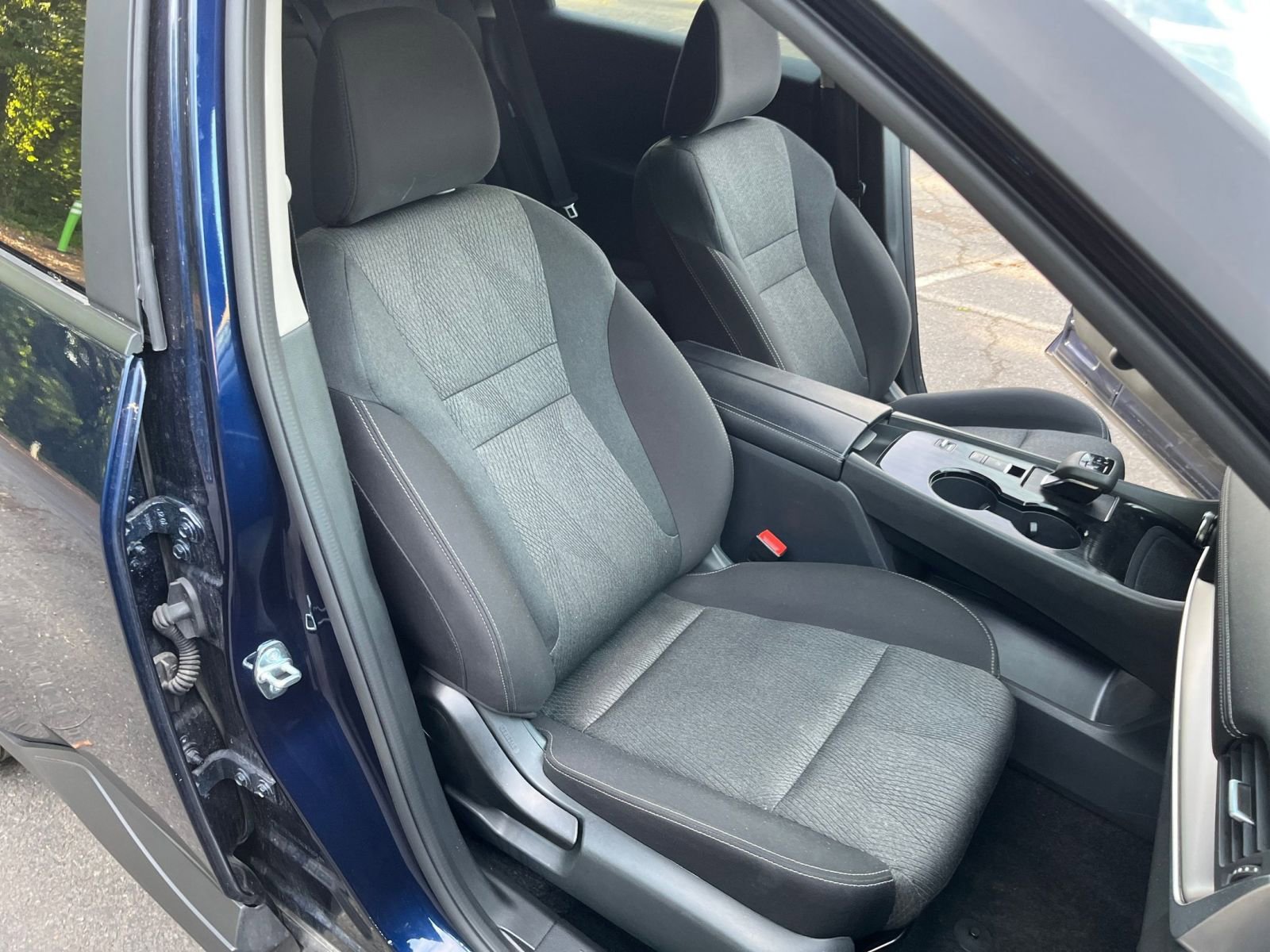 Used 2025 Nissan Rogue SV FWD image 38