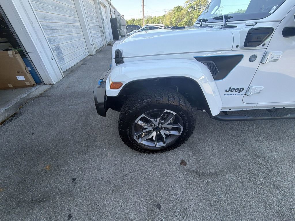 Used 2024 Jeep Wrangler Unlimited w/ Convenience Group AWD/4WD image 10