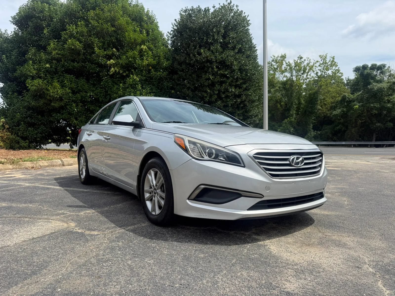 Used 2016 Hyundai Sonata SE FWD image 2