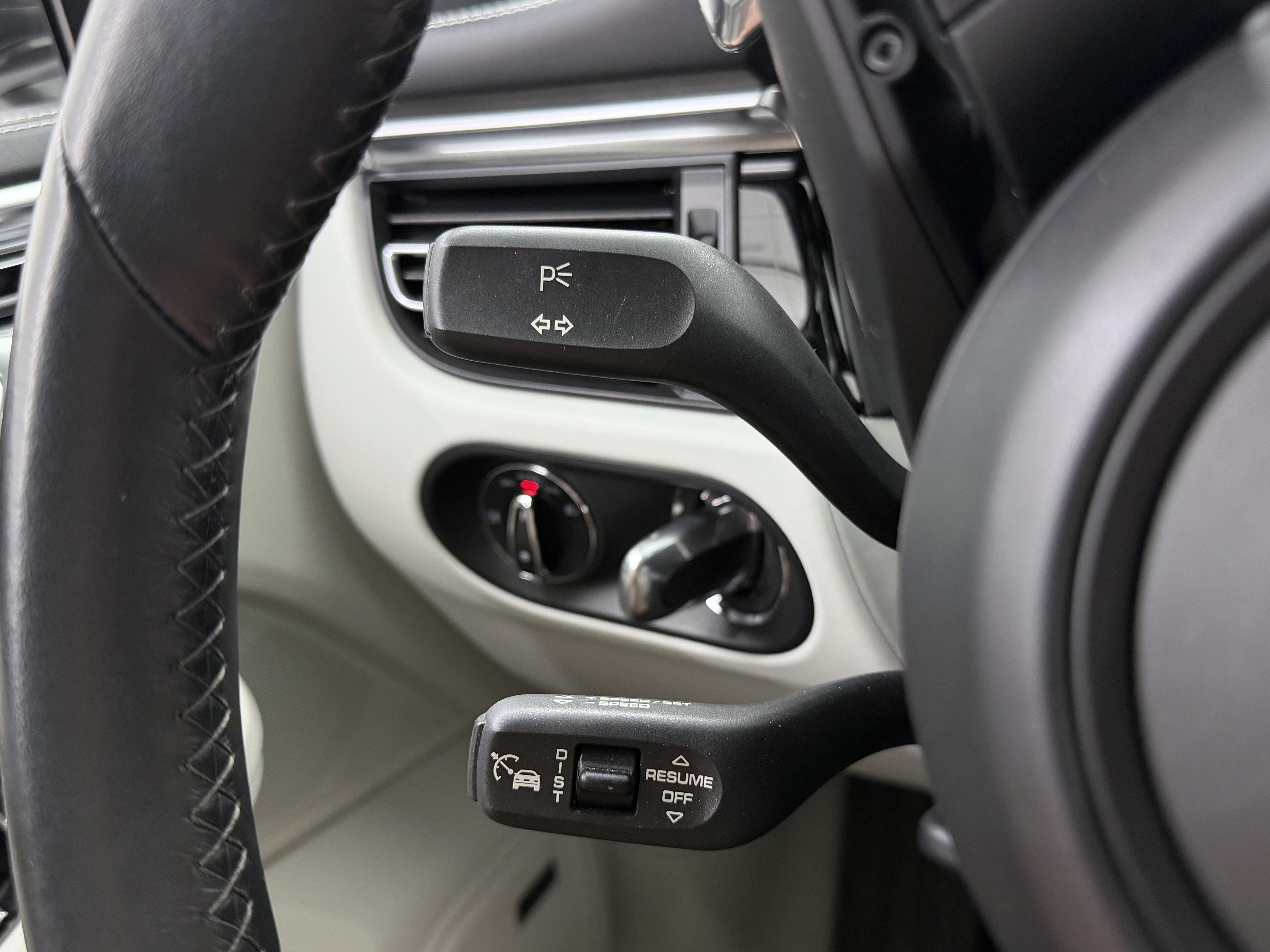 Certified 2023 Porsche Macan Turbo AWD/4WD image 51