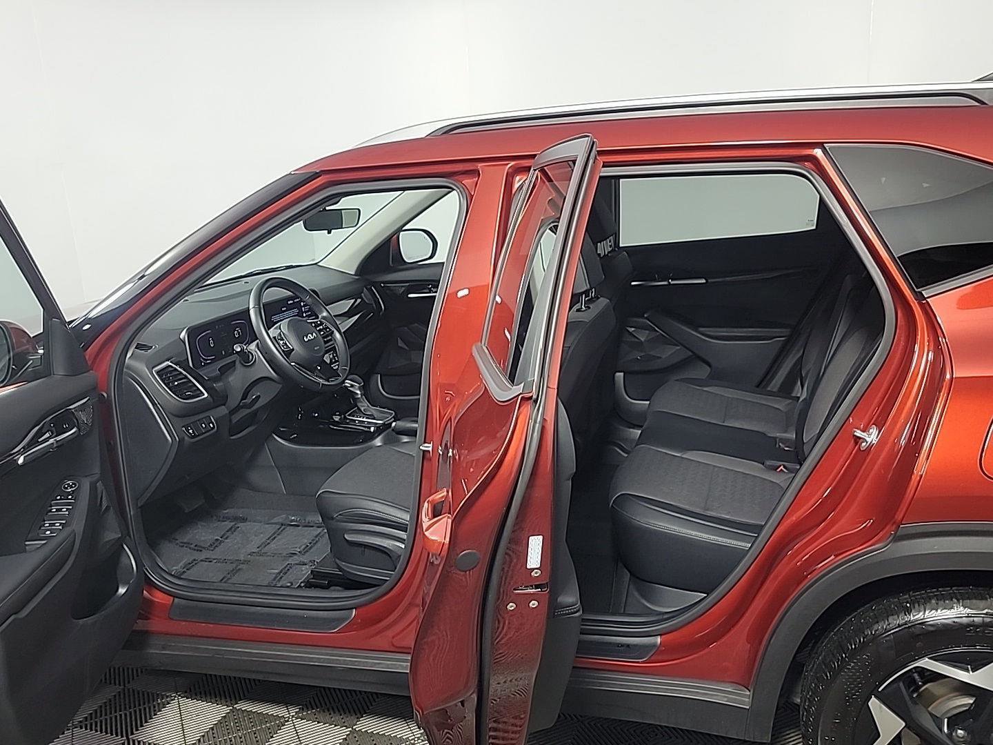 Used 2025 Kia Seltos S image 14