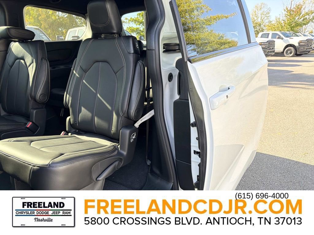 New 2026 Chrysler Pacifica Select image 14