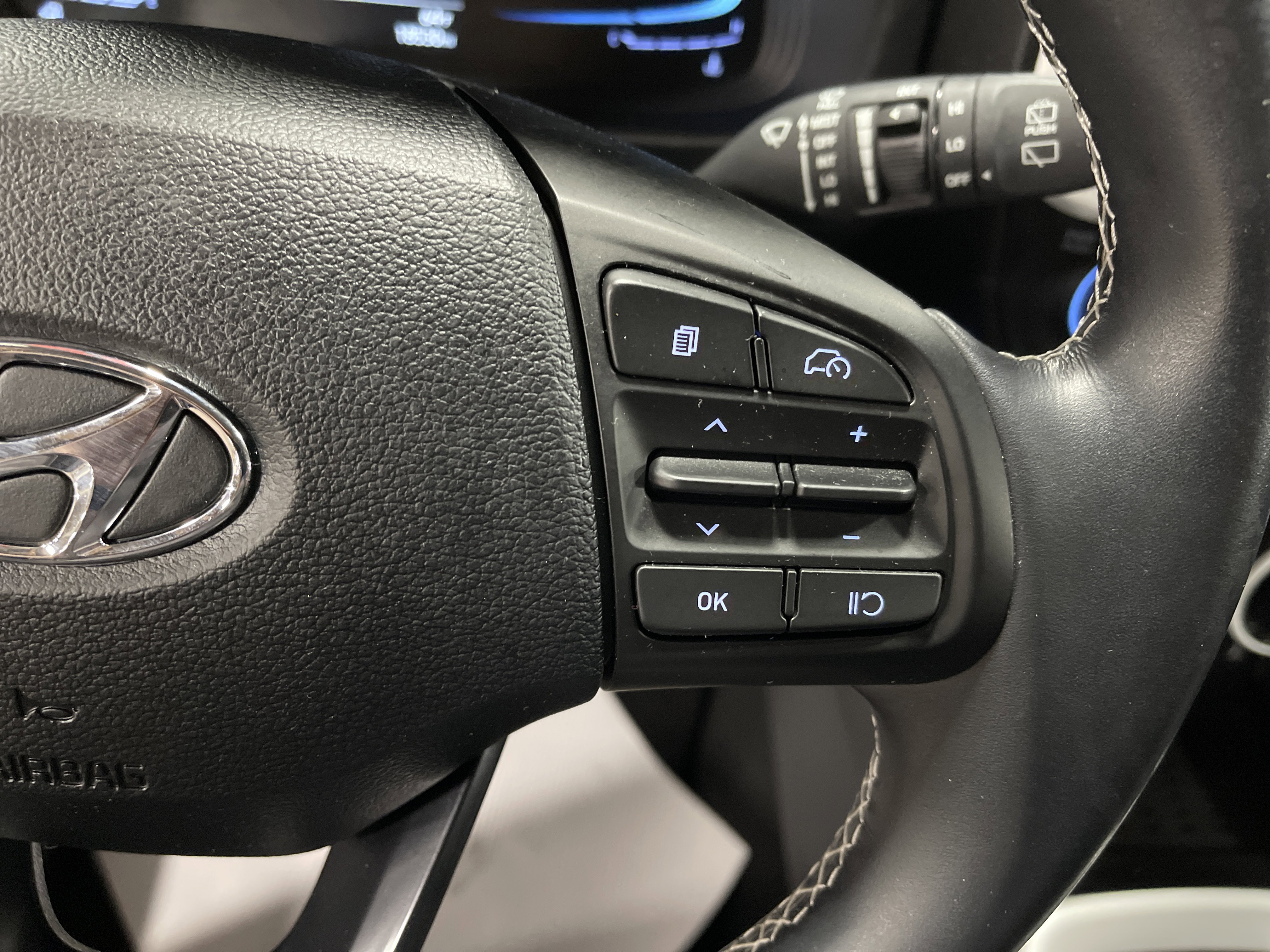 Used 2023 Hyundai Venue Limited image 18