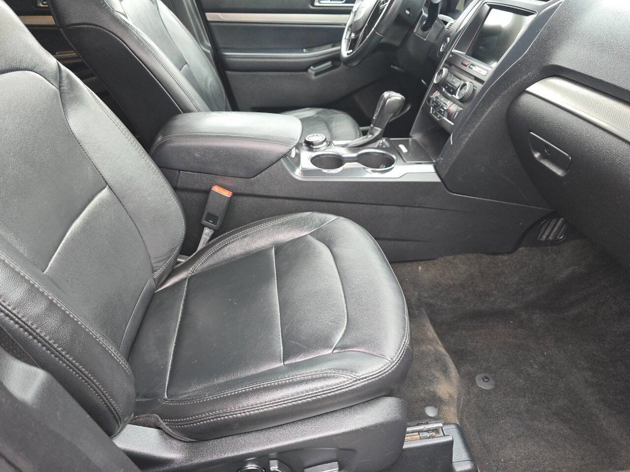 Used 2018 Ford Explorer XLT w/ Equipment Group 202A image 27