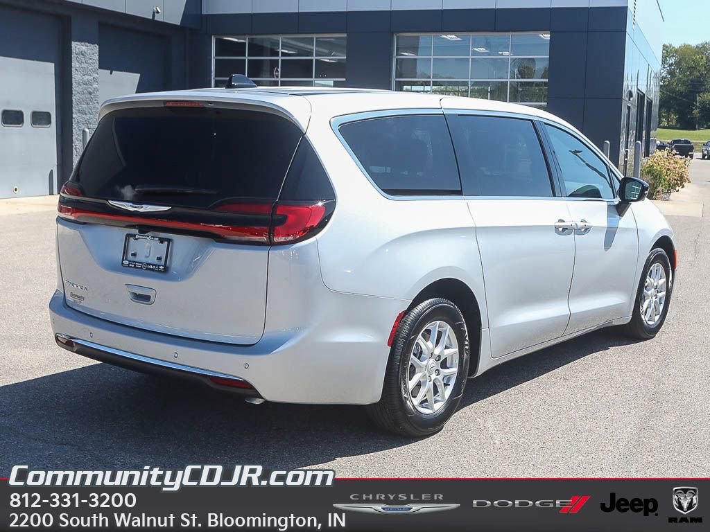 New 2026 Chrysler Pacifica Select image 7