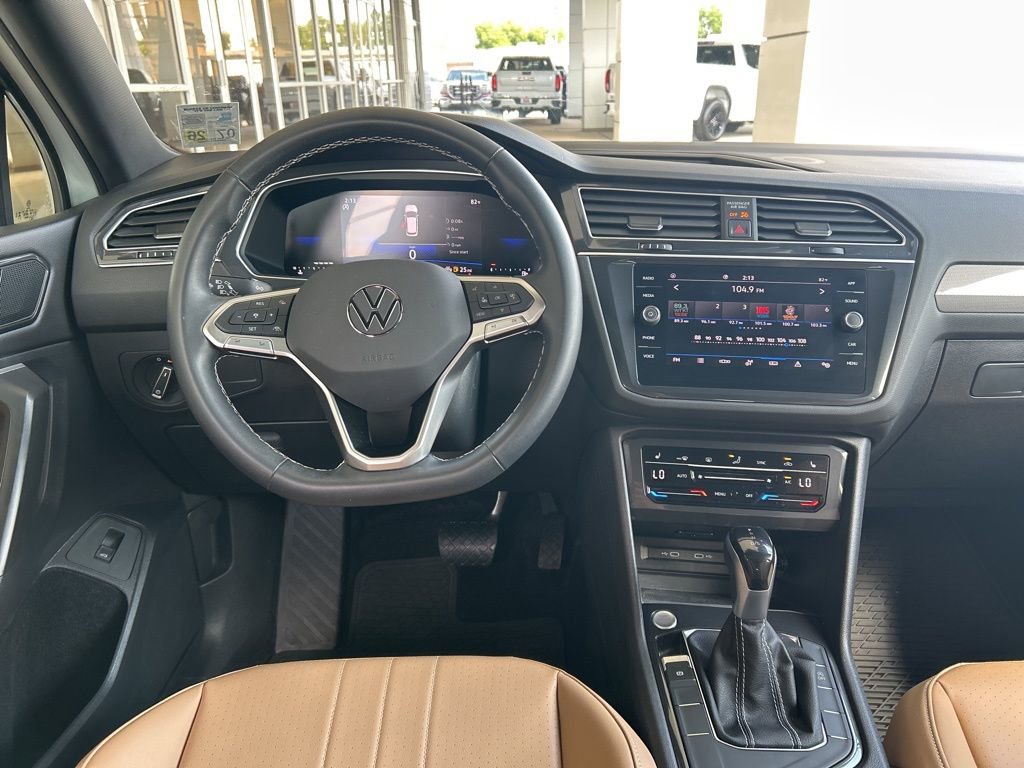 Used 2024 Volkswagen Tiguan SE w/ Panoramic Sunroof Package FWD image 16