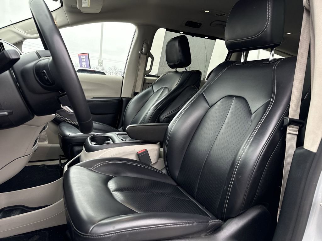 Used 2023 Chrysler Pacifica Touring-L image 13