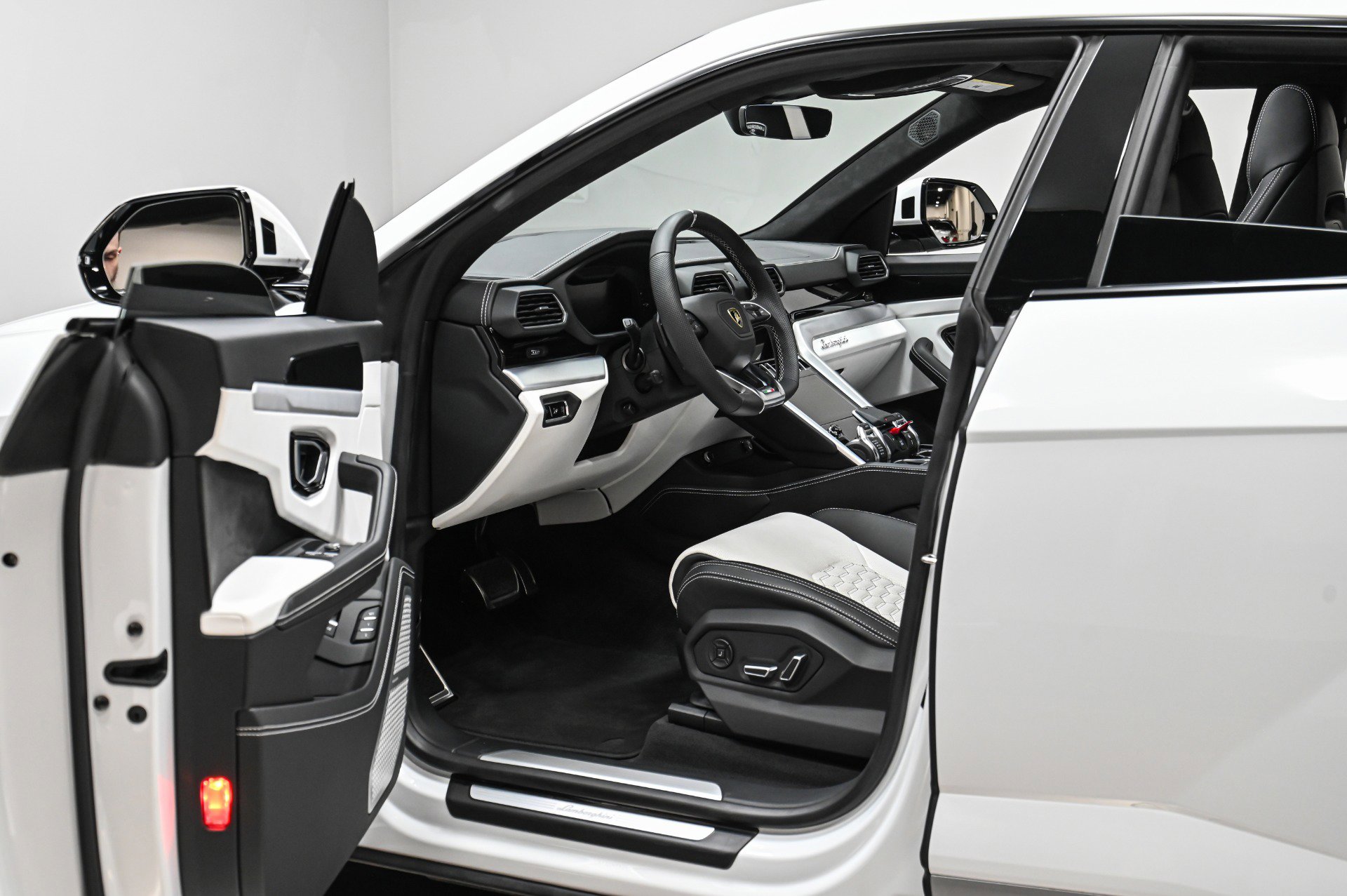 Used 2020 Lamborghini Urus image 24