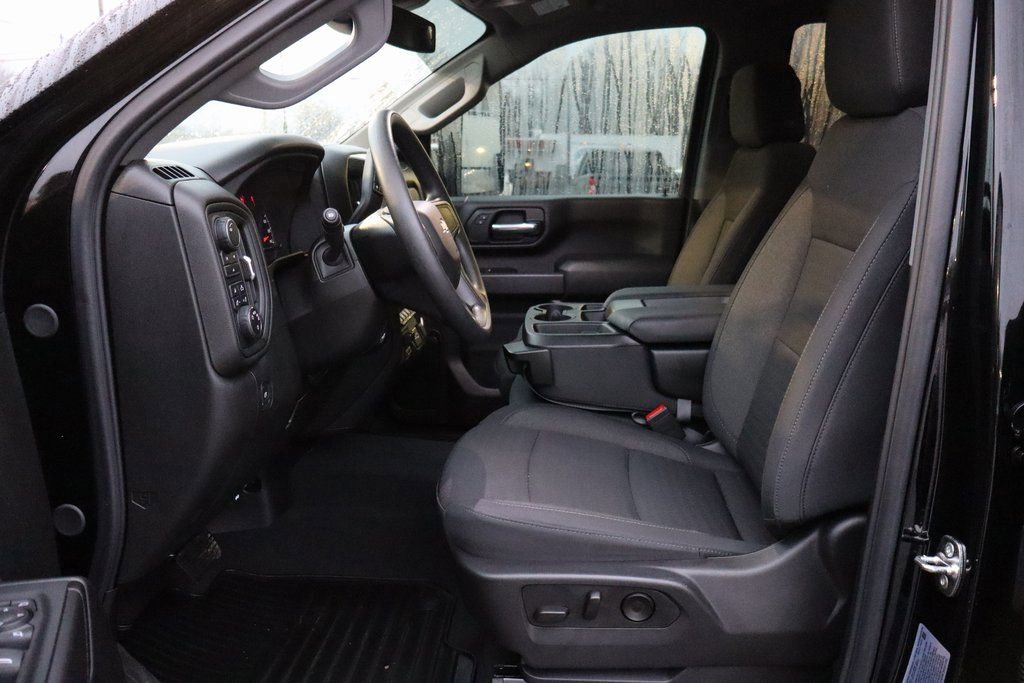 Used 2025 Chevrolet Silverado 2500 Custom w/ Custom Value Package image 4