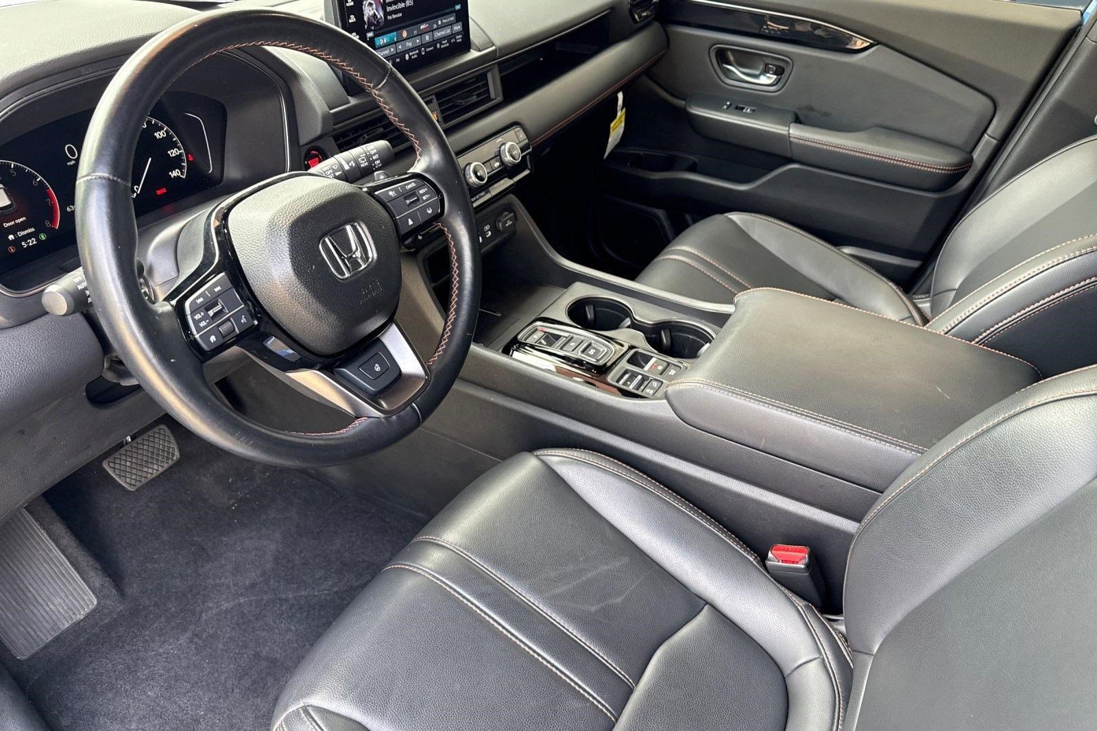 Used 2025 Honda Pilot TrailSport image 4