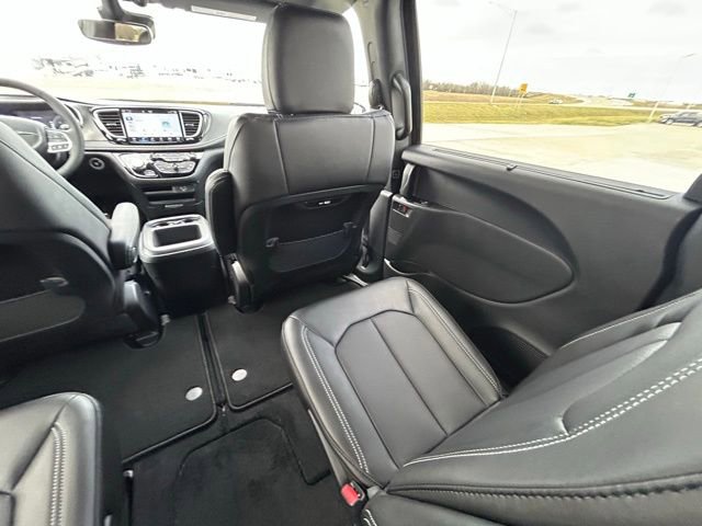New 2026 Chrysler Pacifica Select image 32