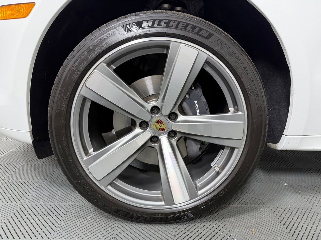 Certified 2026 Porsche Macan Turbo image 11