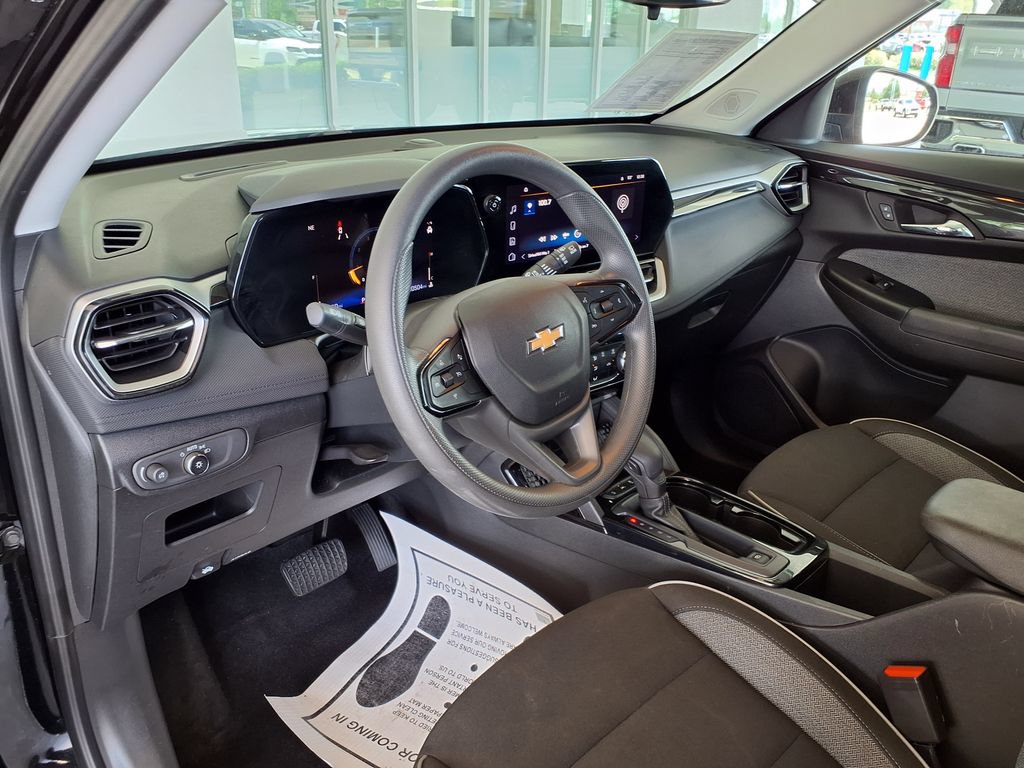 Used 2025 Chevrolet TrailBlazer LT FWD image 23