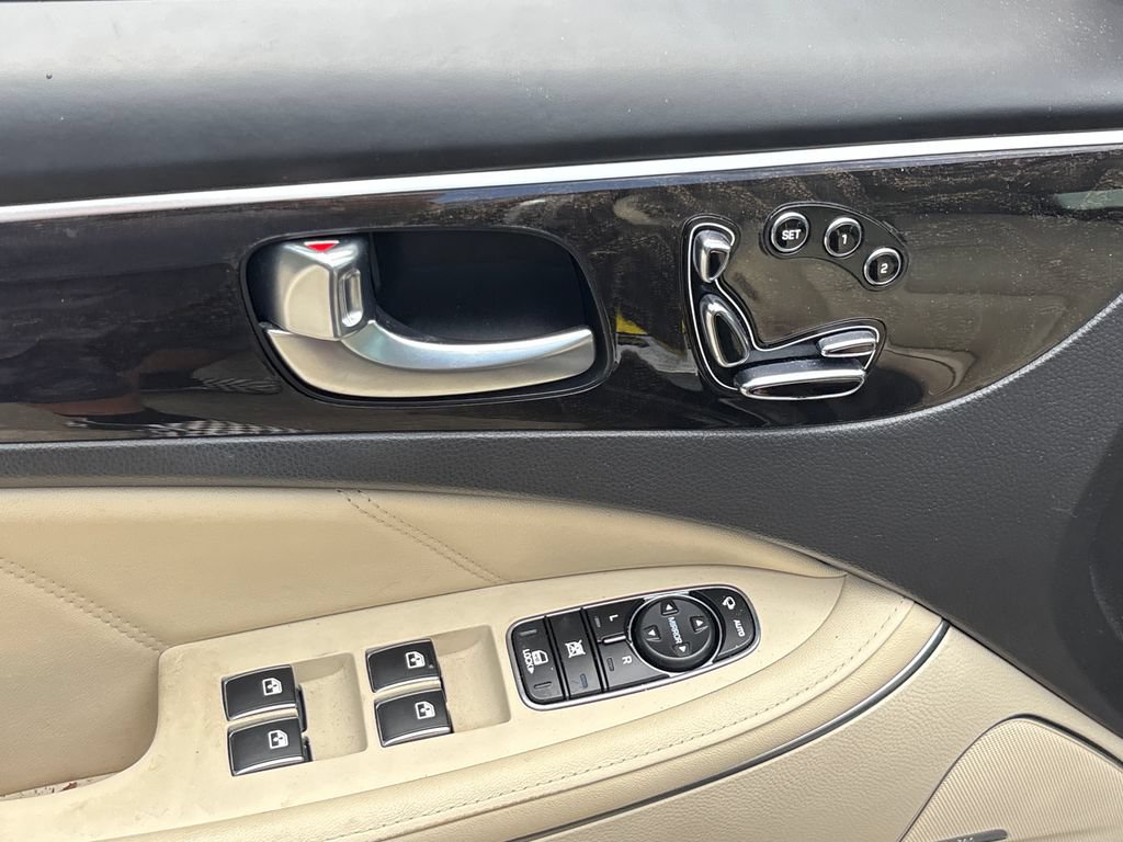 Used 2015 Hyundai Equus Signature RWD image 17