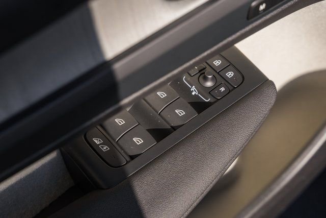 New 2026 Volvo XC40 B5 Ultra w/ Protection Package Premier image 40