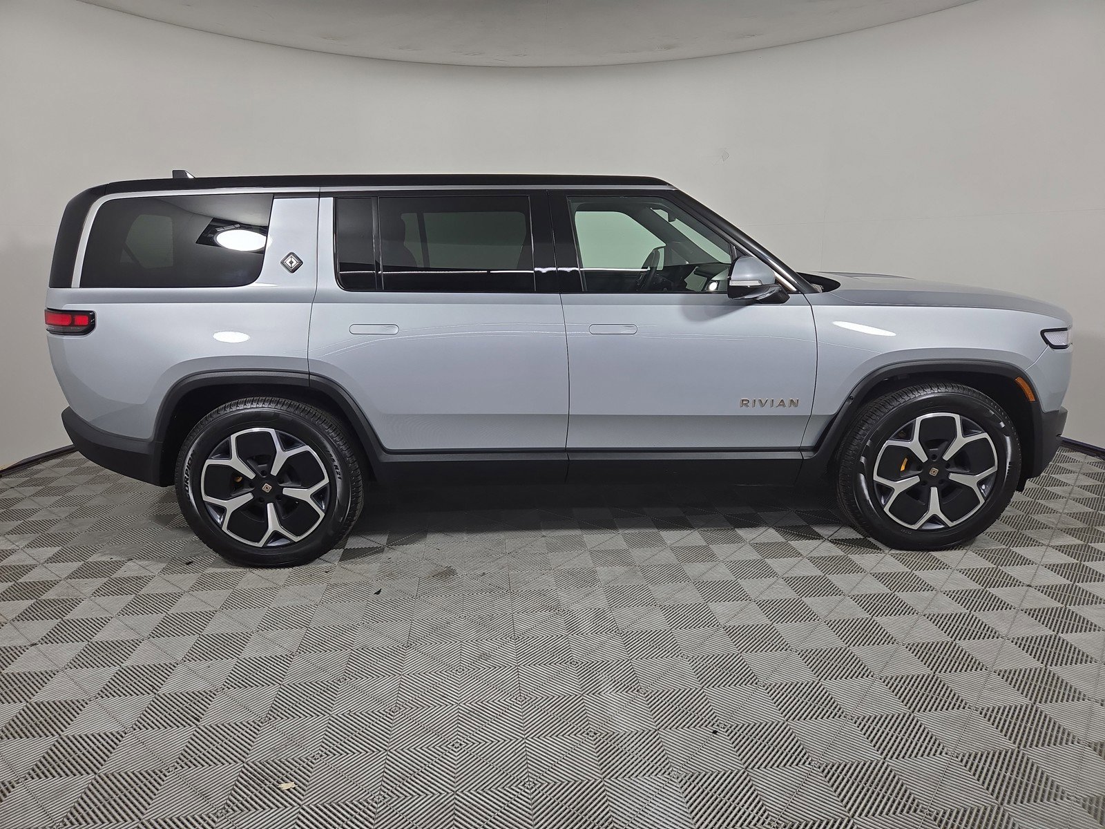 Used 2024 Rivian R1S Adventure AWD/4WD image 6