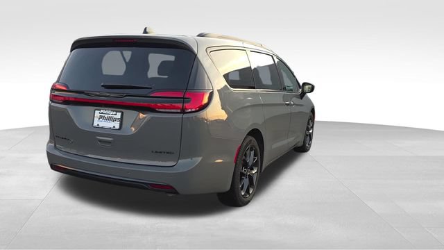Used 2025 Chrysler Pacifica Limited FWD image 4