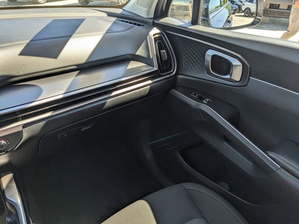 Certified 2025 Kia Sorento LX FWD image 17
