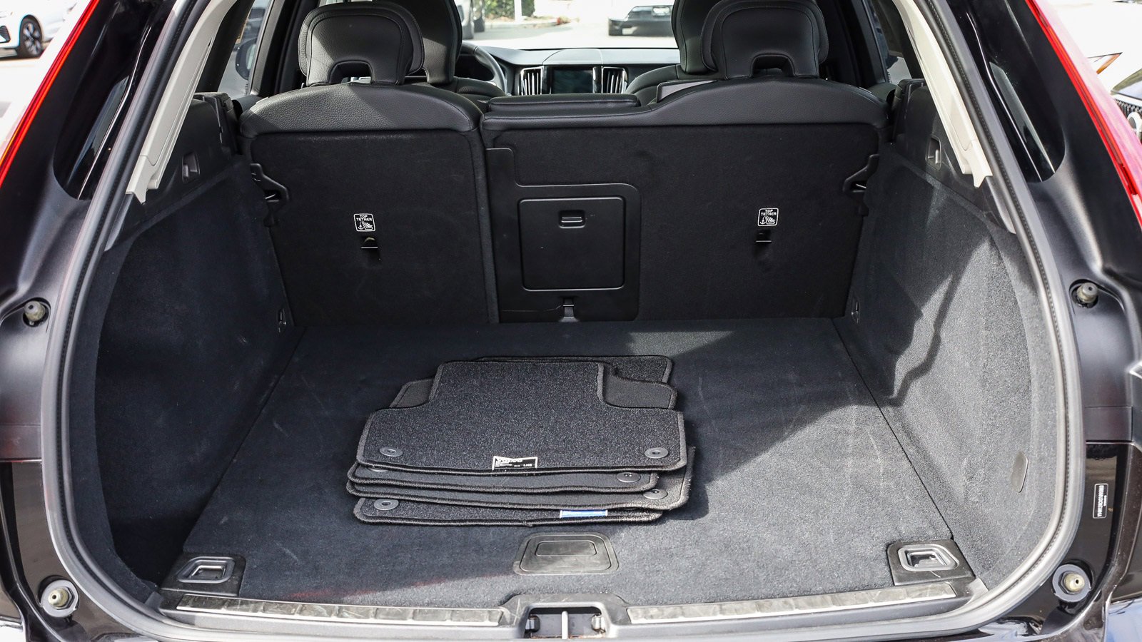 Used 2025 Volvo XC60 B5 Plus image 27