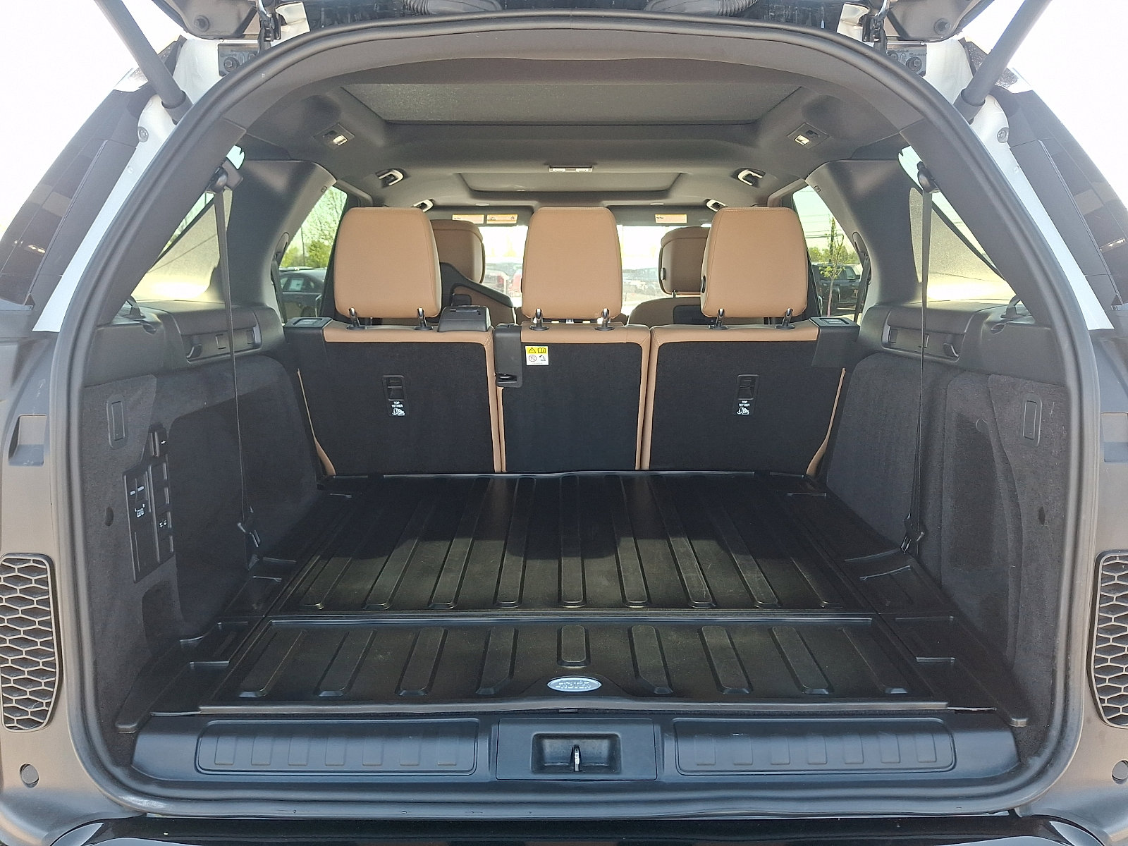 Used 2024 Land Rover Discovery Dynamic SE image 31