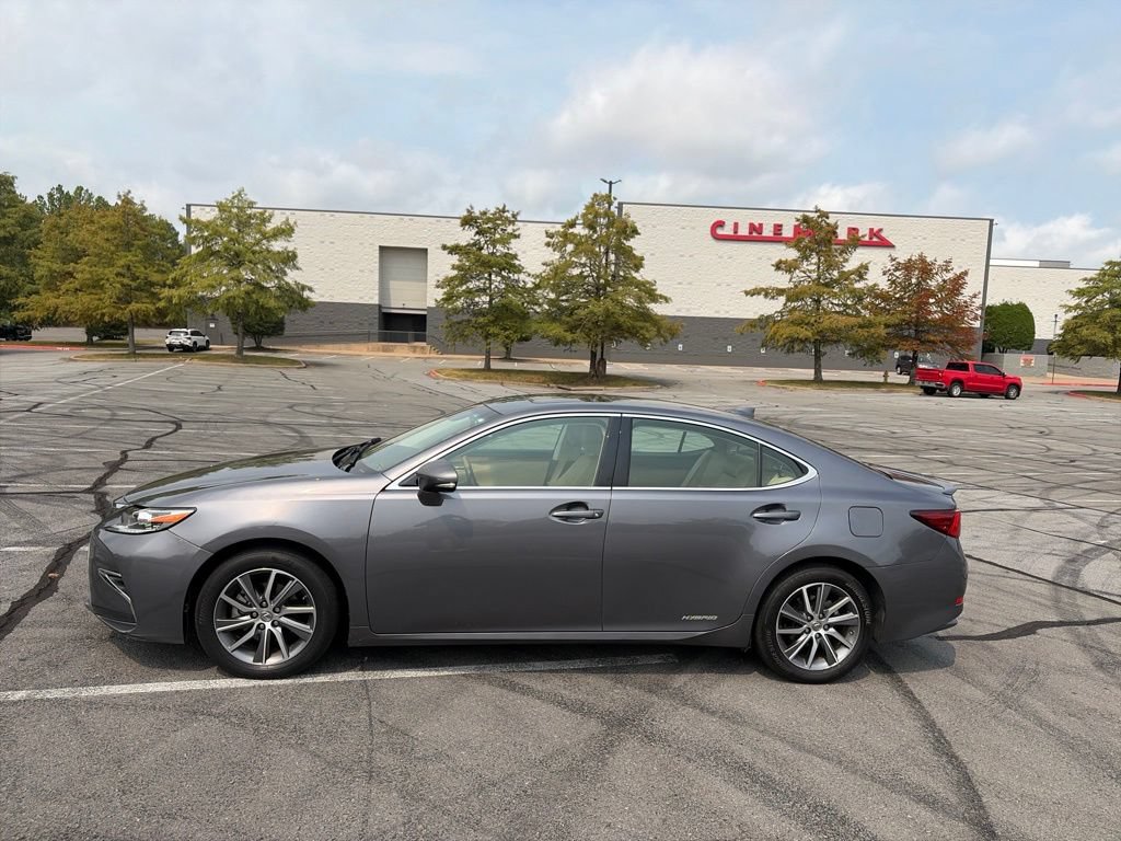 Used 2016 Lexus ES 300h w/ Luxury Package w/Wood Trim FWD image 3
