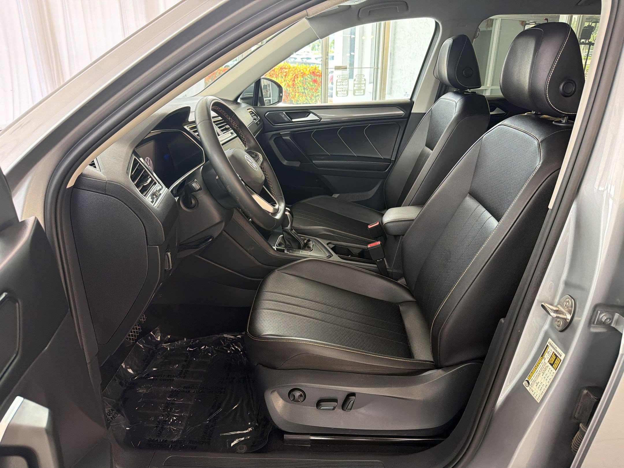 Used 2022 Volkswagen Tiguan SE FWD image 5
