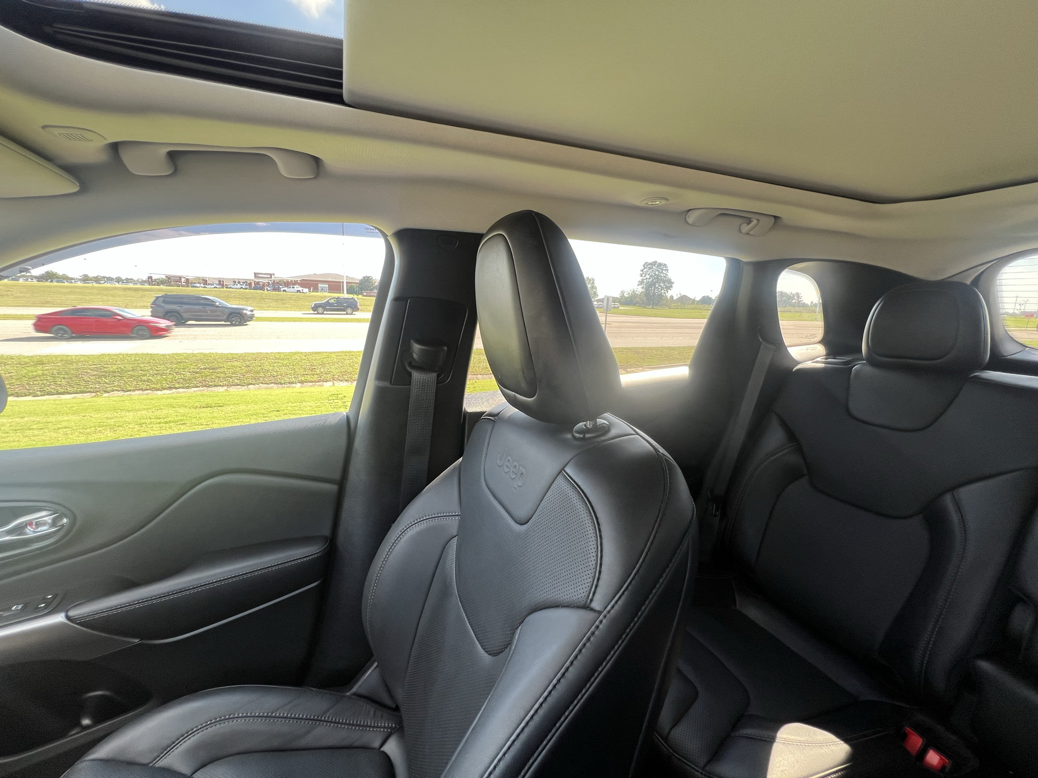 Used 2021 Jeep Cherokee Latitude Lux w/ Sun & Sound Group FWD image 27