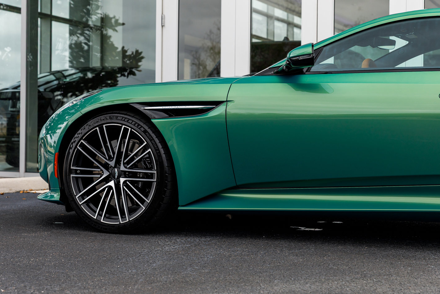 Used 2025 Aston Martin DB12 Coupe image 12