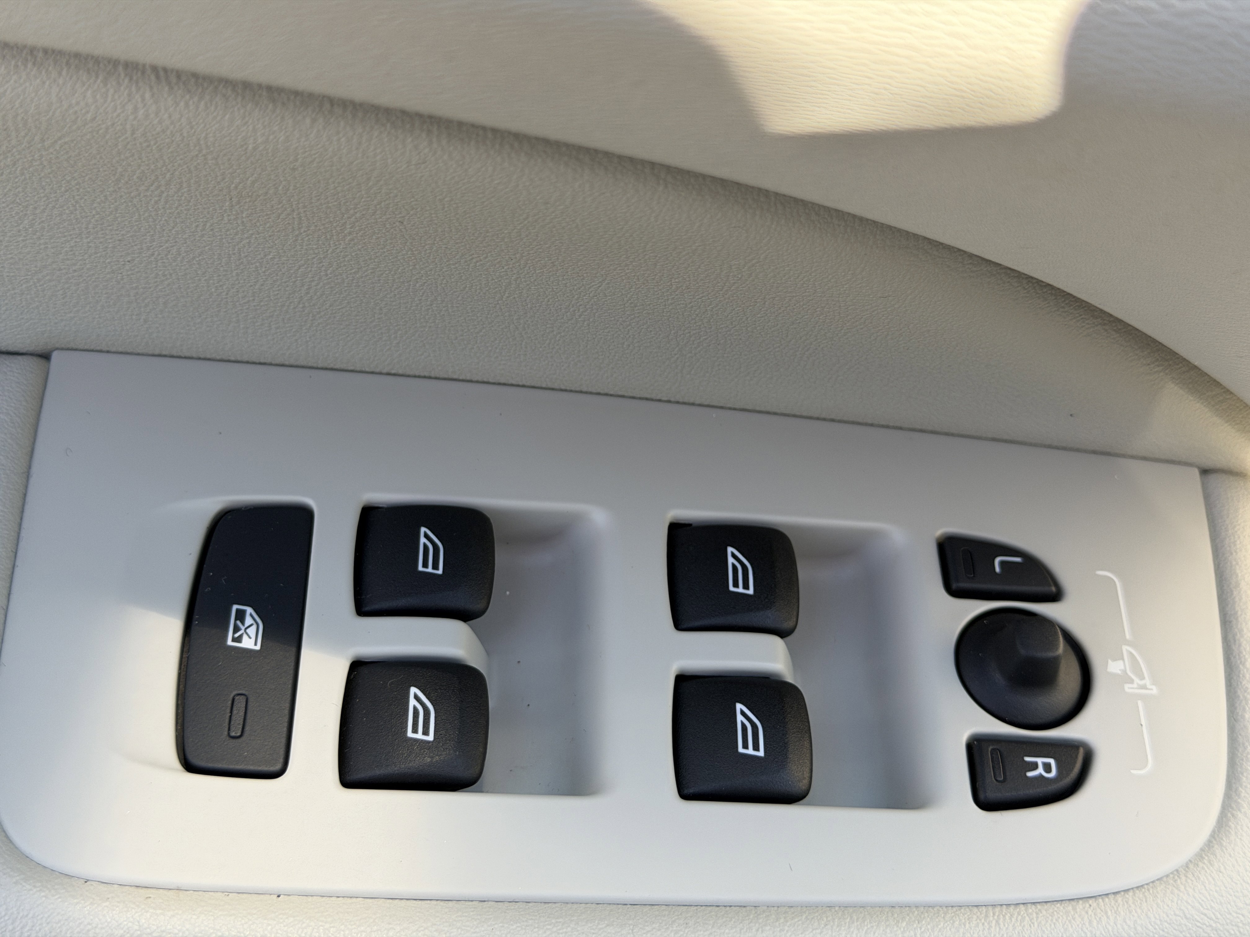 Certified 2025 Volvo S60 B5 Core image 16