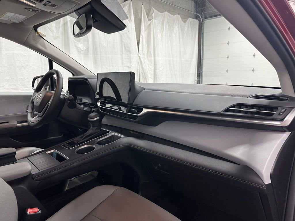 Used 2025 Toyota Sienna XLE image 67